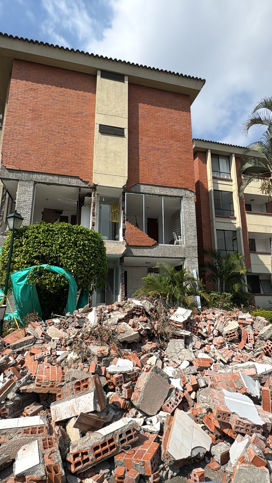 Demolición parcial de mampostería en una edificación residencial, con material retirado en primer plano